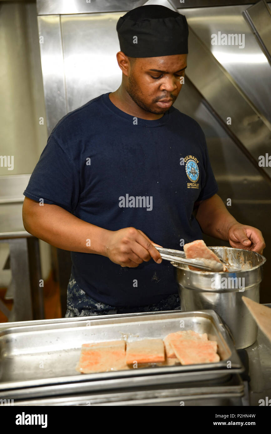 160930-N-IE397-359 GOLFO ARABICO (sett. 30, 2016) marinaio Alex Hines, da Bonaire, Ga., prepara il salmone per il pranzo nella cucina a poppa della portaerei USS Dwight D. Eisenhower CVN (69) (IKE). Hines serve a bordo della negoziazione IKE come un specialista culinaria e aiuta a preparare il cibo sulla nave il pasticcio dei ponti. Ike e la sua portante Strike gruppo vengono distribuiti a supporto di funzionamento inerenti risolvere, le operazioni di sicurezza marittima e di teatro la cooperazione in materia di sicurezza gli sforzi negli Stati Uniti Quinta Flotta area di operazioni. (U.S. Foto di Marina con marinaio Christopher A. Michaels) Foto Stock