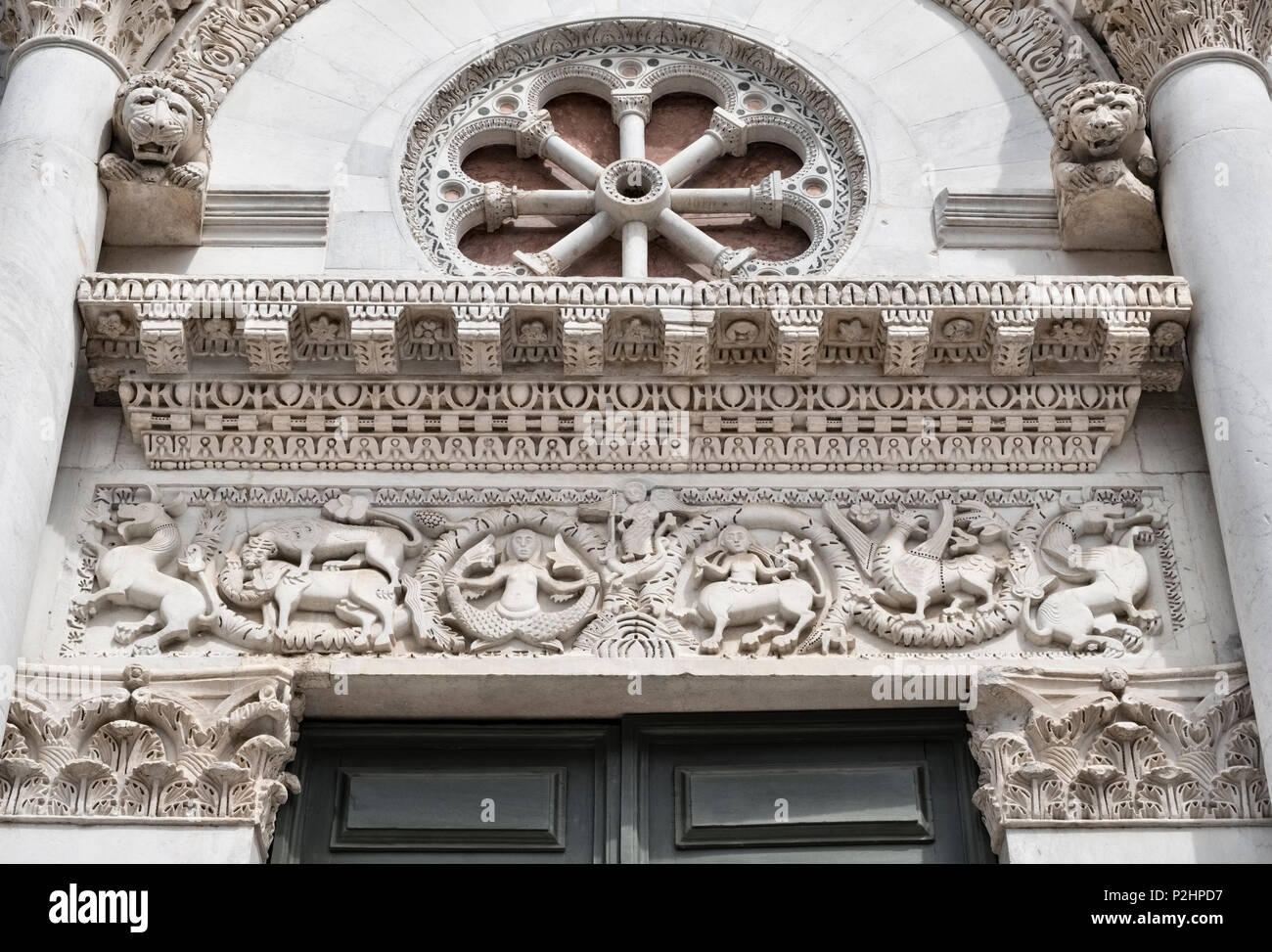 Lucca, Toscana, Italia. Un dettaglio della spettacolare 13c facciata romanica della chiesa di San Michele in Foro, costruito sopra il vecchio Foro romano Foto Stock