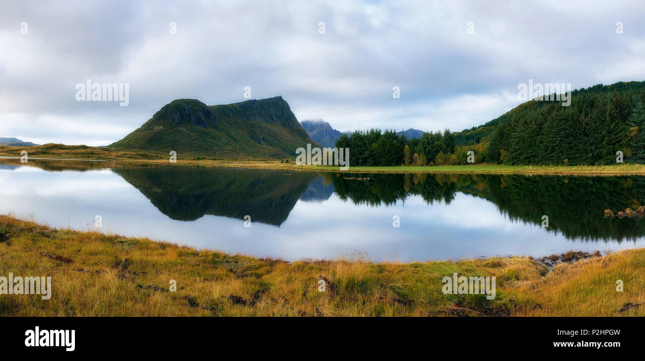 Il lago con una montagna riflessione sulle isole Lofoten in Norvegia Foto Stock