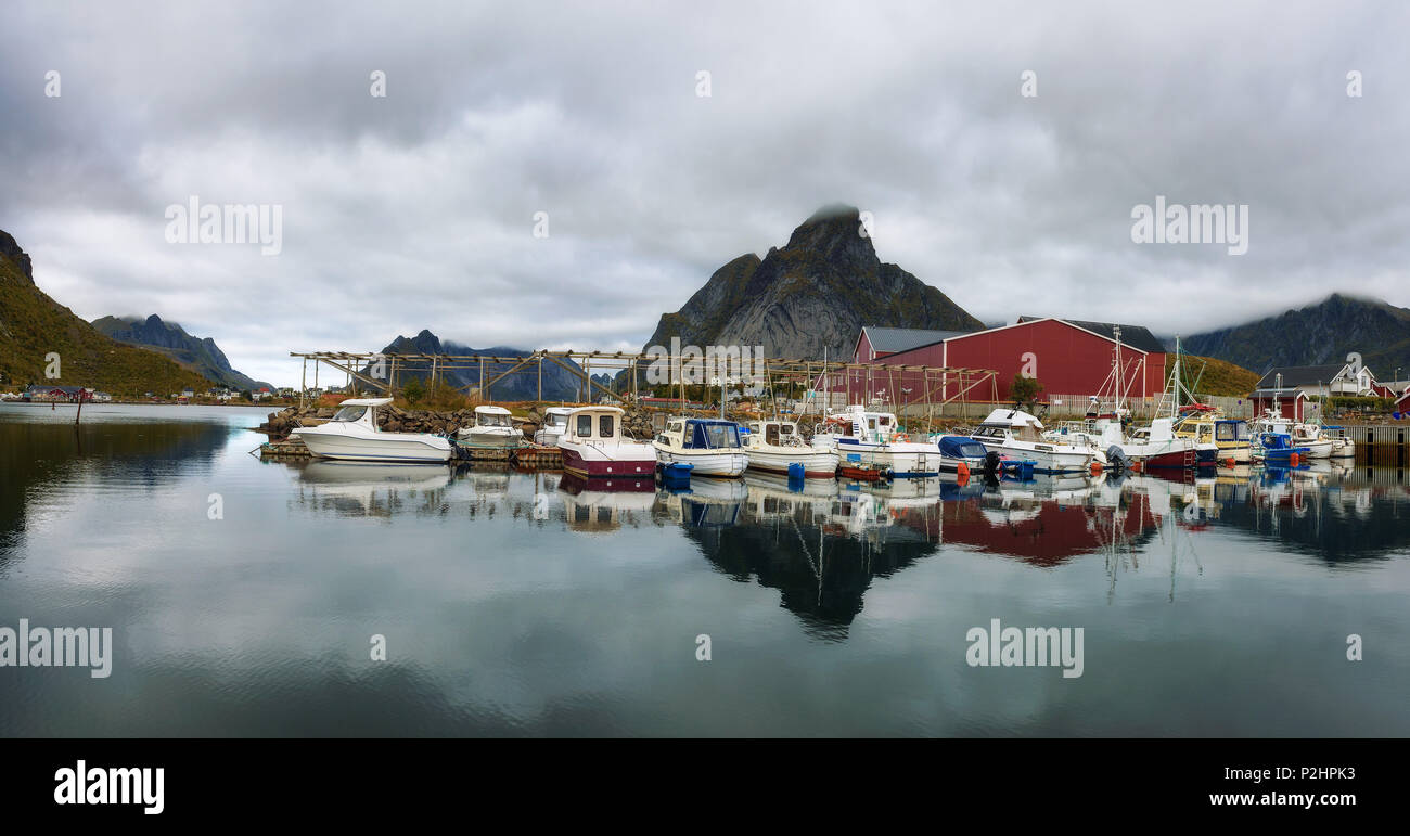 Barche da pesca nel porto di Reine villaggio sulle isole Lofoten in Norvegia Foto Stock