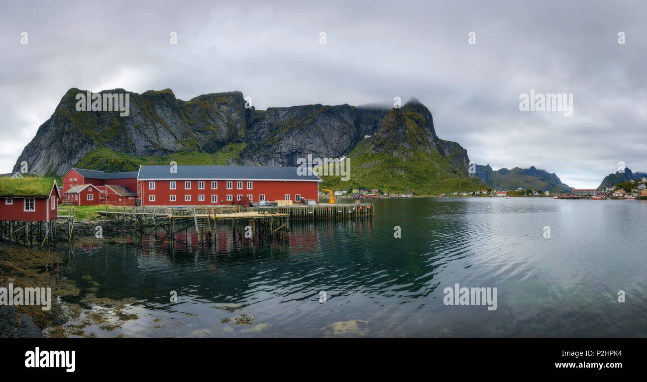Panorama di Reine e villaggio di pescatori sulle isole Lofoten in Norvegia Foto Stock