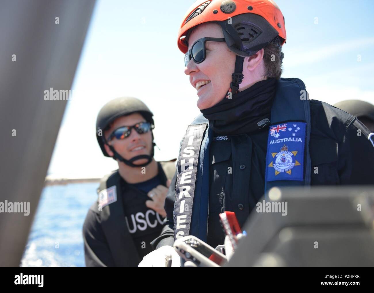 Petty Officer 1. Classe Brett Malone, danni controlman imbarco e membro del team per questa evoluzione e Lydia Woodhouse, un australiano di gestione della pesca competente funzionario, tornare alla Sequoia USCGC (WLB-215) a seguito di un imbarco di successo dei produttori taiwanesi-contrassegnato Dar lunga Cheng No. 2, nell'Oceano Pacifico occidentale, Sett. 2, 2016. Gli Stati Uniti Guardia costiera e AFMA saliti a bordo della nave per garantire la conformità con il Pacifico occidentale e centrale della convenzione in materia di pesca regolamenti. (U.S. Coast Guard foto di Chief Petty Officer Sara Mooers) Foto Stock