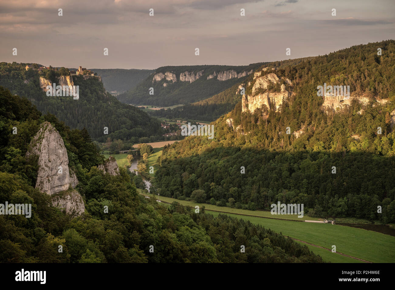 Vista nella Valle del Danubio verso castello Werenwag, Danubio superiore Natura Park, Sigmaringen, Tuttlingen, Zollernalb, Biberach, Svevia Foto Stock