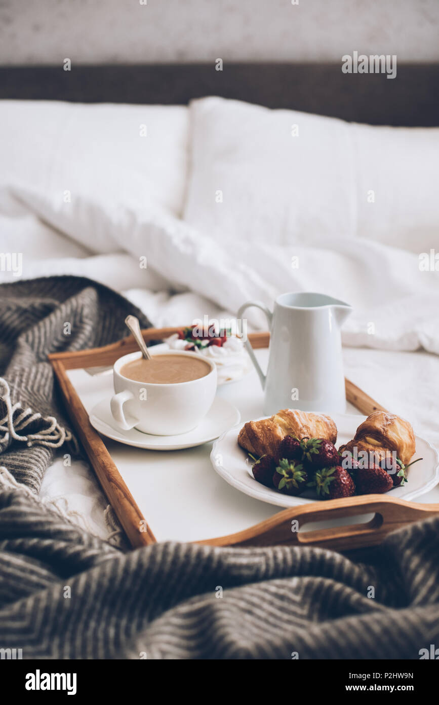 Romantico tradizionale colazione a letto in bianco e beige camera