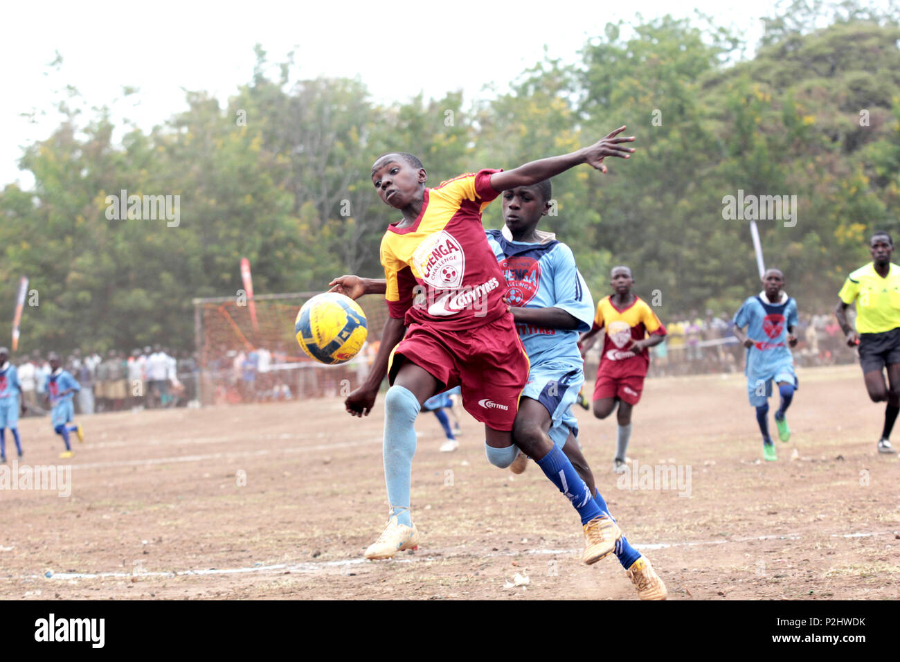 I bambini africani a giocare una partita di calcio in Moroto, Uganda Foto Stock