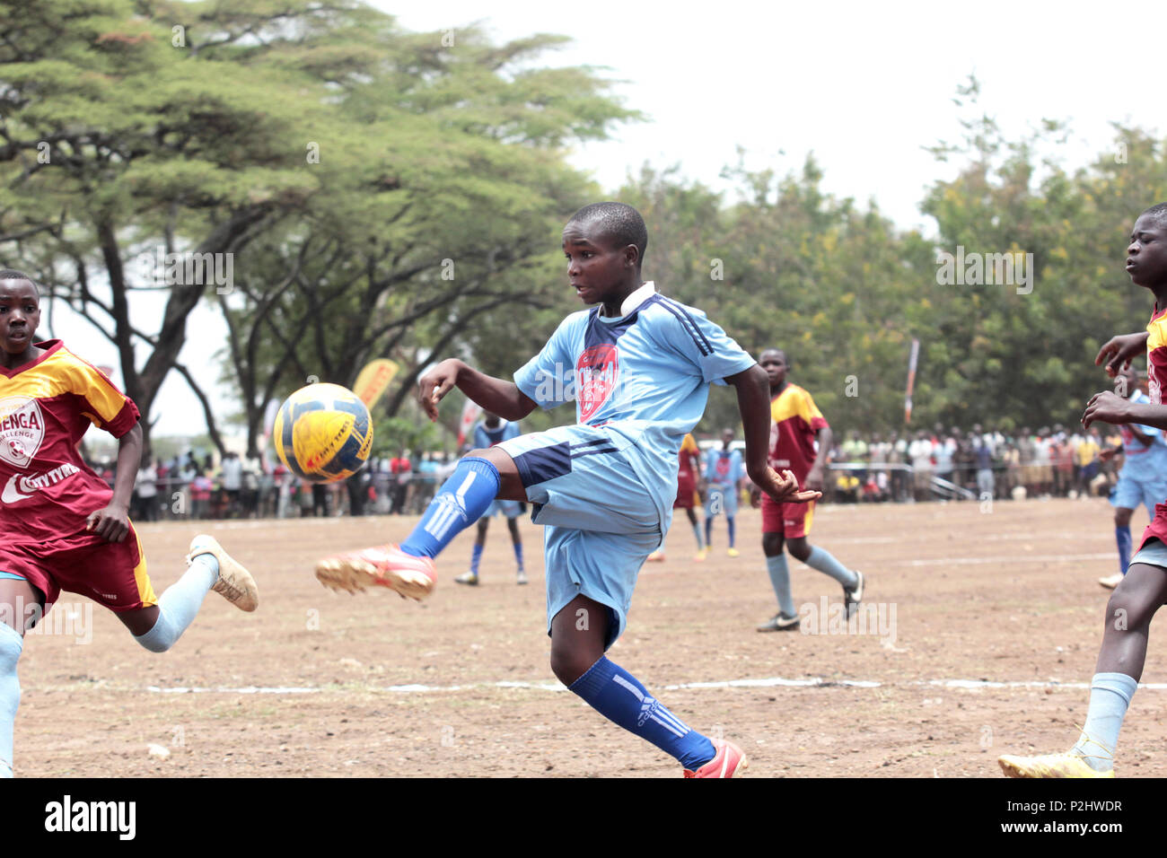 I bambini africani a giocare una partita di calcio in Moroto, Uganda Foto Stock