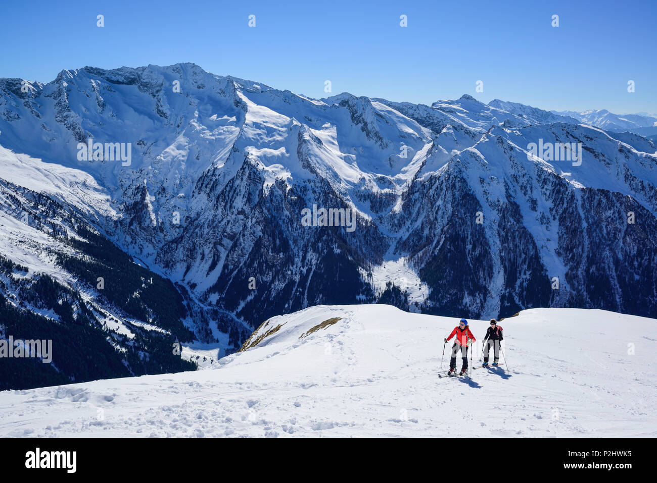 Due donne indietro-paese sci salendo verso Gammerspitze, Alpi della Zillertal in background, Gammerspitze, valle di Schmirn, Foto Stock