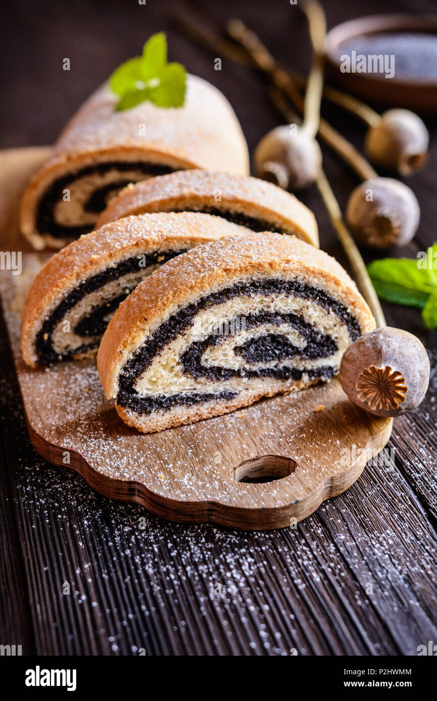 Deliziosa semi di papavero strudel spolverati con zucchero a velo Foto Stock