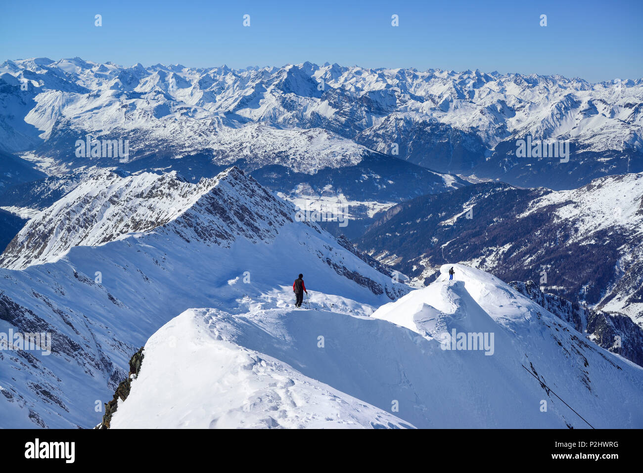 Due persone scendendo sul crinale da Kleiner Kaserer, Kleiner Kaserer, valle di Schmirn, Alpi della Zillertal, Tirolo, Austria Foto Stock