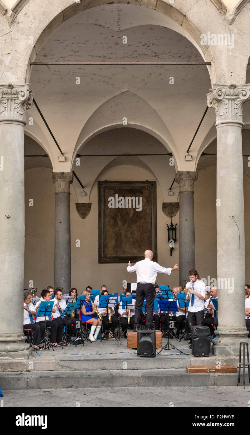 Lucca, Toscana, Italia. Una band che suona nel Palazzo Pretorio, 16c palazzo civico in Piazza San Michele nel centro della città Foto Stock
