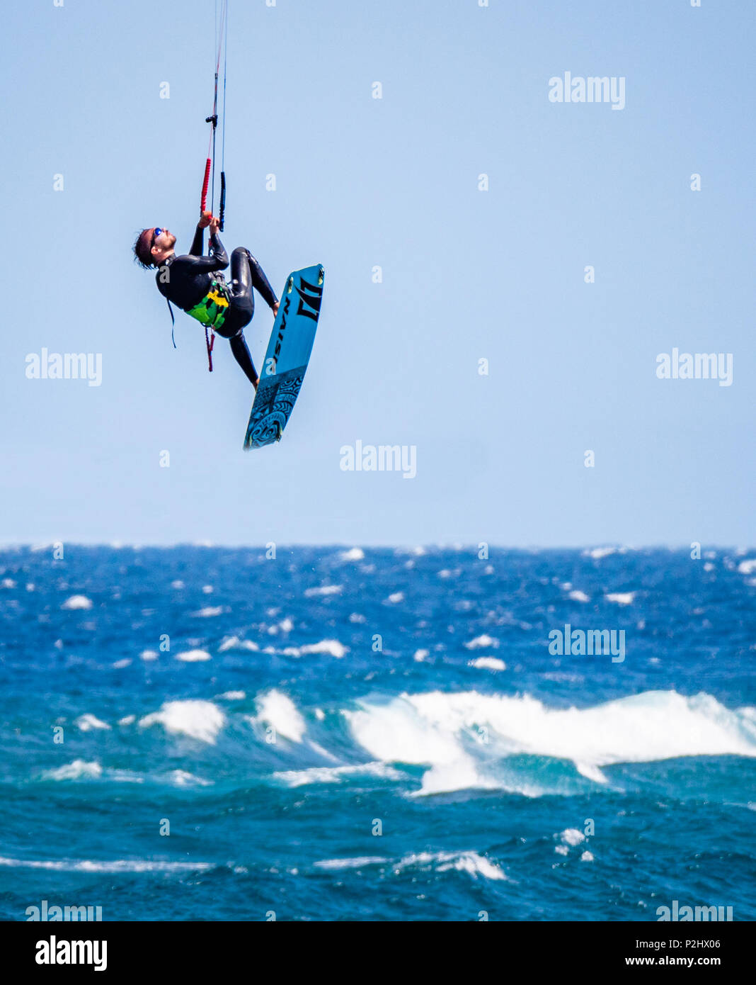 Kitesurfer in salita verticale presso la popolare spiaggia di surf di Playa del Medano sulla costa meridionale di Tenerife Isole Canarie Foto Stock