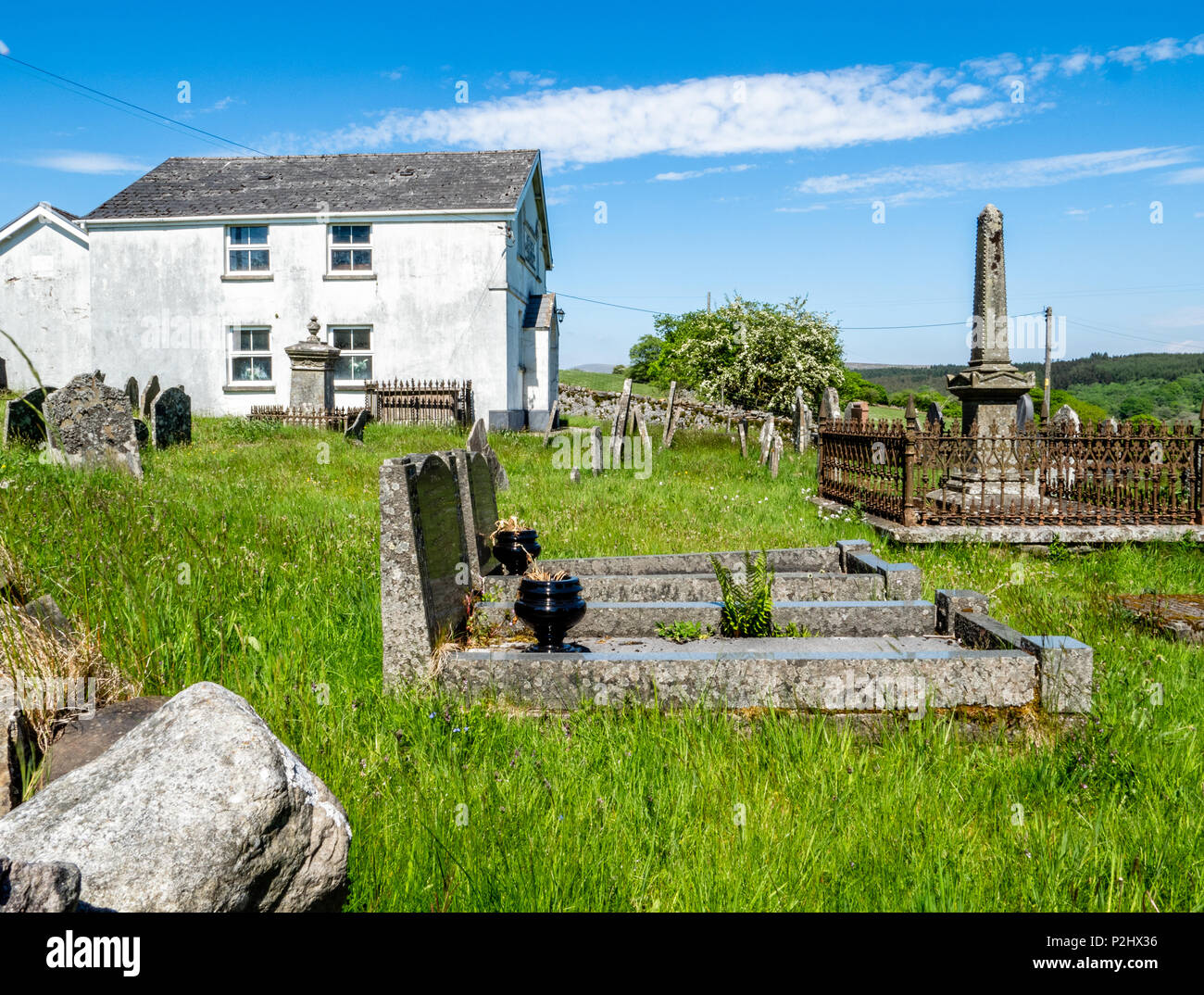 La piccola cappella casa e cimitero vicino Clyn Gwyn nel Neath Valley - Parco Nazionale di Brecon Beacons South Wales UK Foto Stock