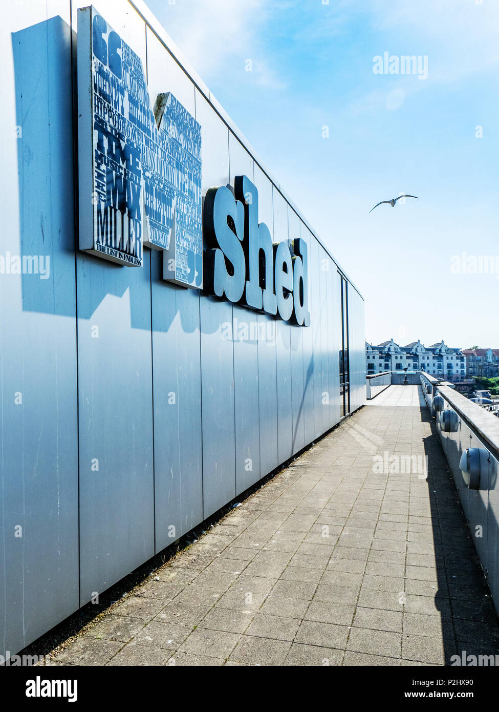 M sparso sul tetto del museo e galleria di visualizzazione su Bristol's Floating Harbour - Bristol REGNO UNITO Foto Stock
