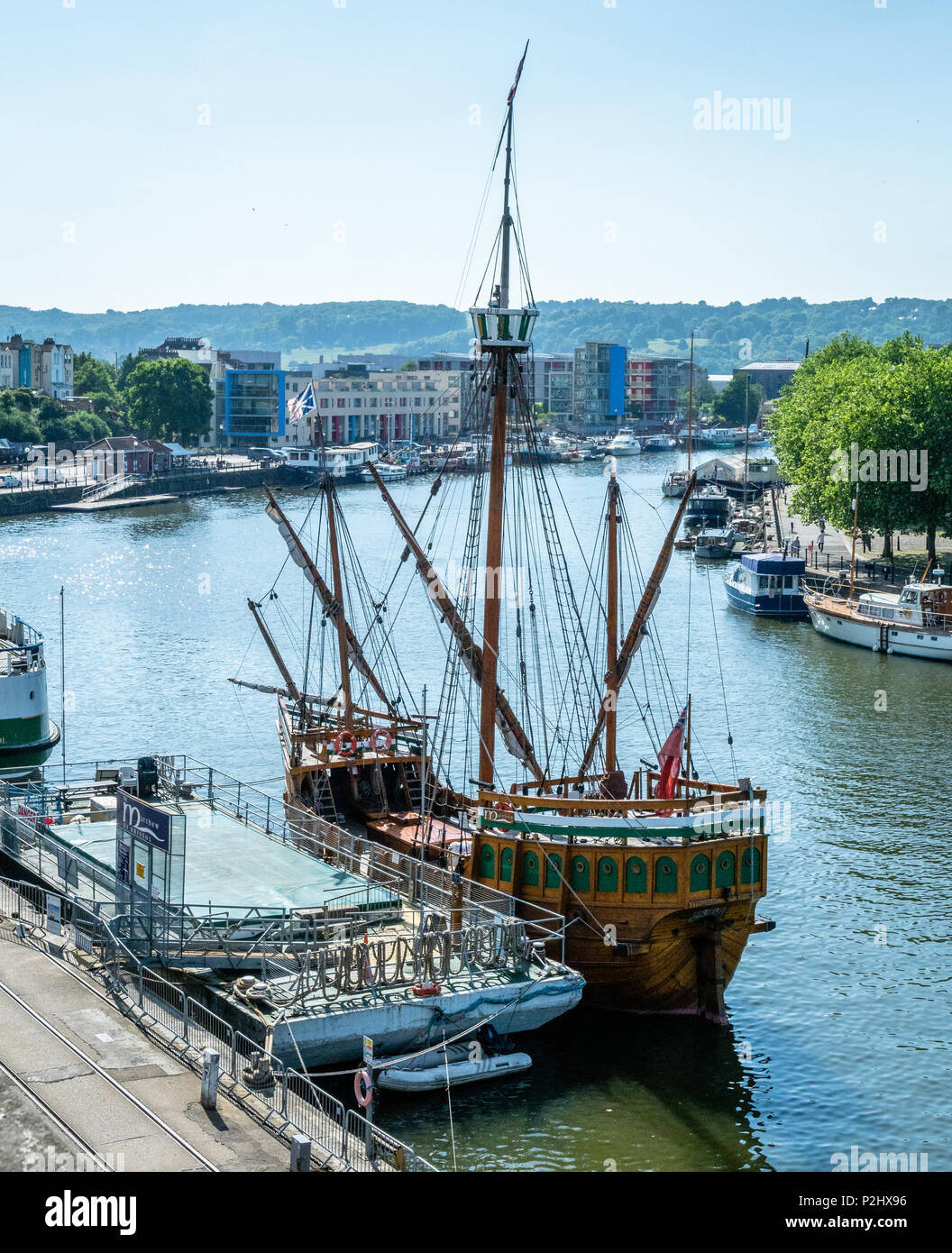 Guardando verso il basso su Bristol Floating Harbour e Matteo una replica di John Cabot della nave ormeggiata presso il M-Shed museum ora una popolare attrazione turistica Foto Stock