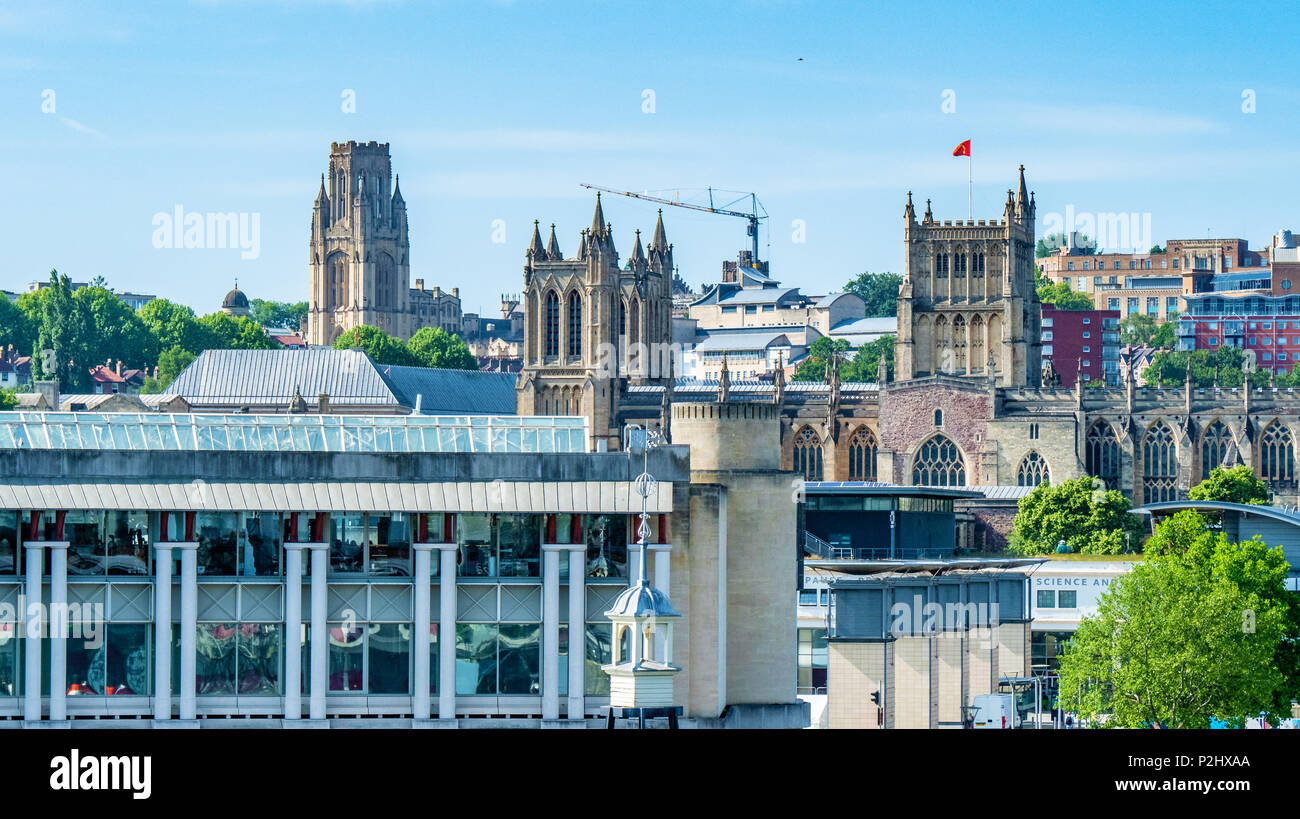 Bristol skyline dalla M sparso su Floating Harbour con vedute della Cattedrale di Bristol Wills tower e l'Università di Bristol REGNO UNITO Foto Stock