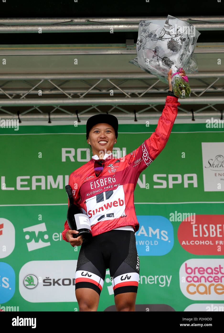 Eisberg Sprint jersey vincitore Coryn Rivera celebra sul podio dopo la fase tre dell'OVO energia donna Tour da Atherstone a Royal Leamington Spa. Foto Stock