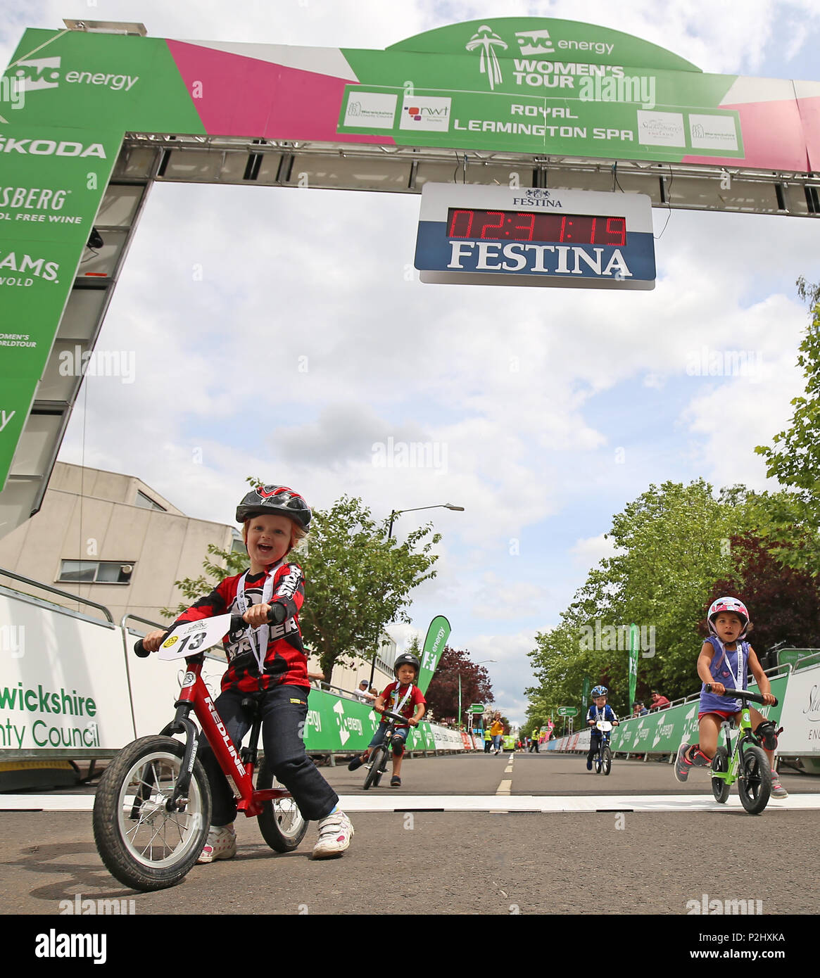 I bambini di età compresa tra i due e i cinque anni in lizza nella gara di Strider serie cross la linea di finitura a Royal Leamington Spa durante la terza fase dell'energia OVO donna Tour da Atherstone a Royal Leamington Spa. Foto Stock