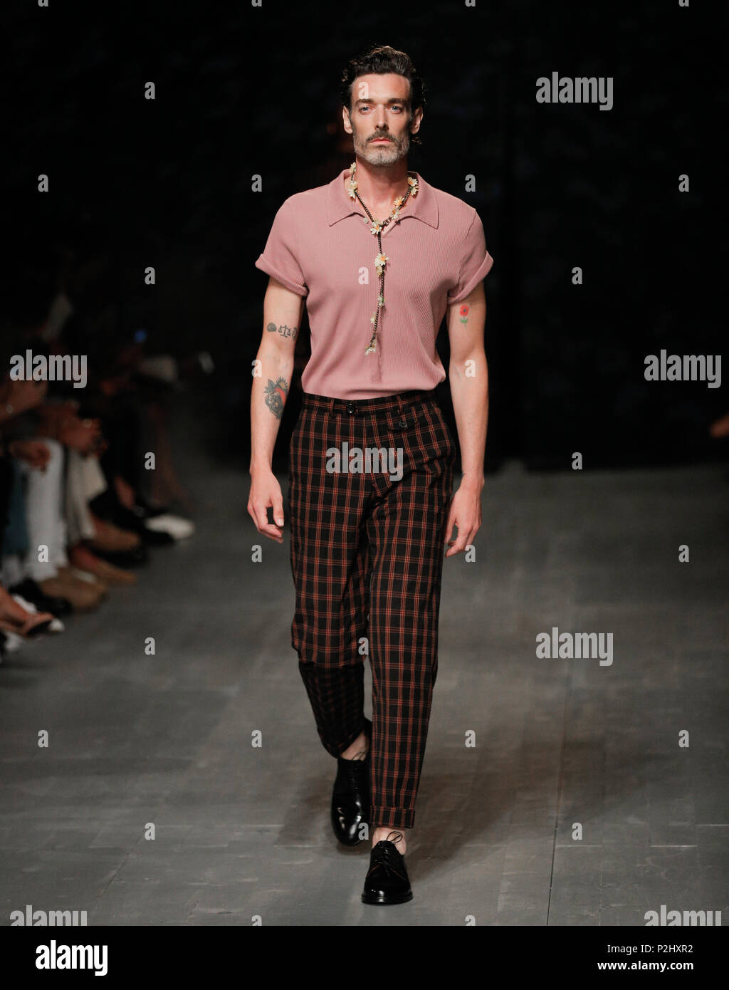 La London Fashion Week Mens designer britannico Oliver Spencer prove Primavera Estate 2019 collezione di moda presso British Fashion Council mostrano lo spazio Foto Stock