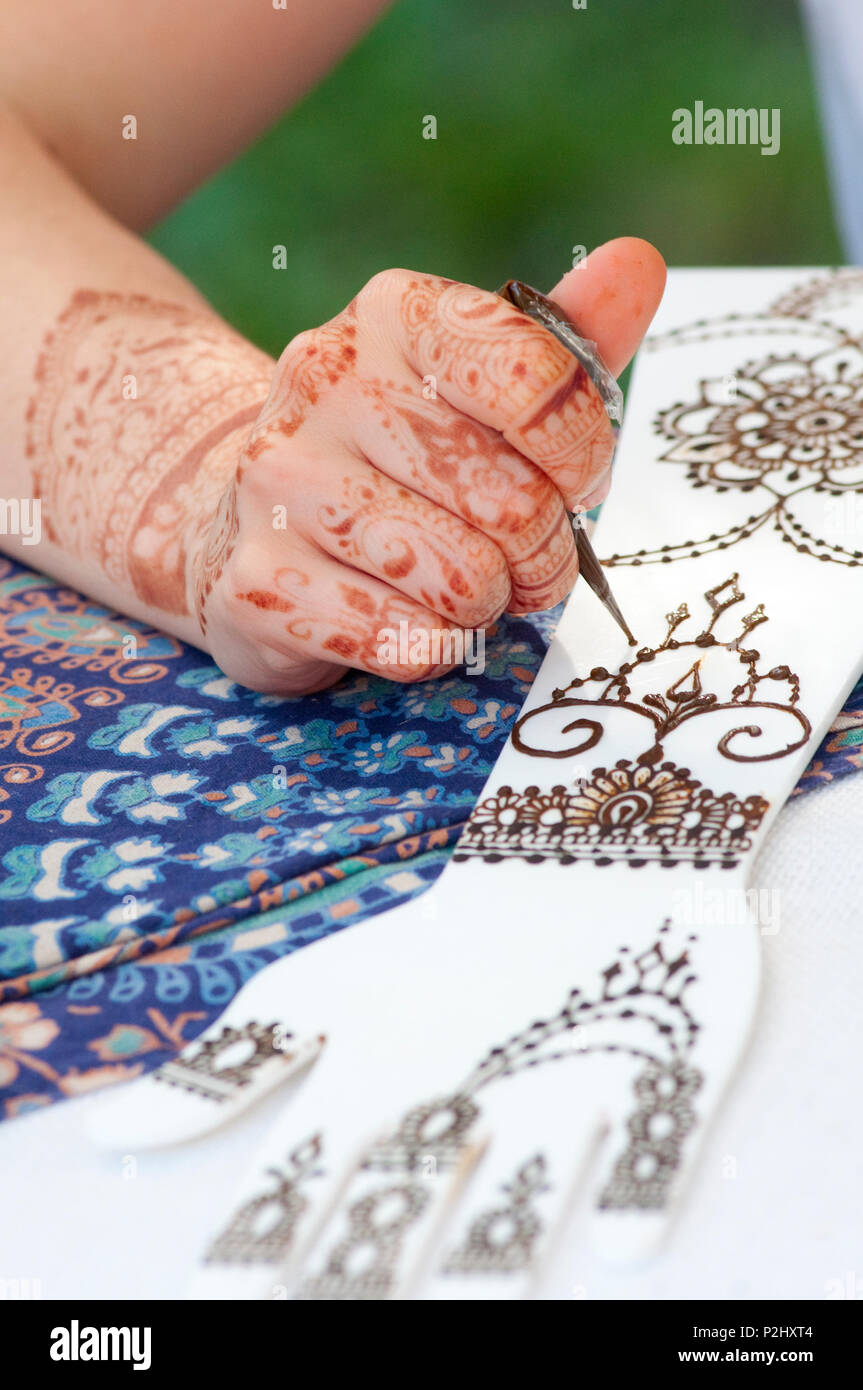 Donna fare tradizionali decorazioni henné Foto Stock