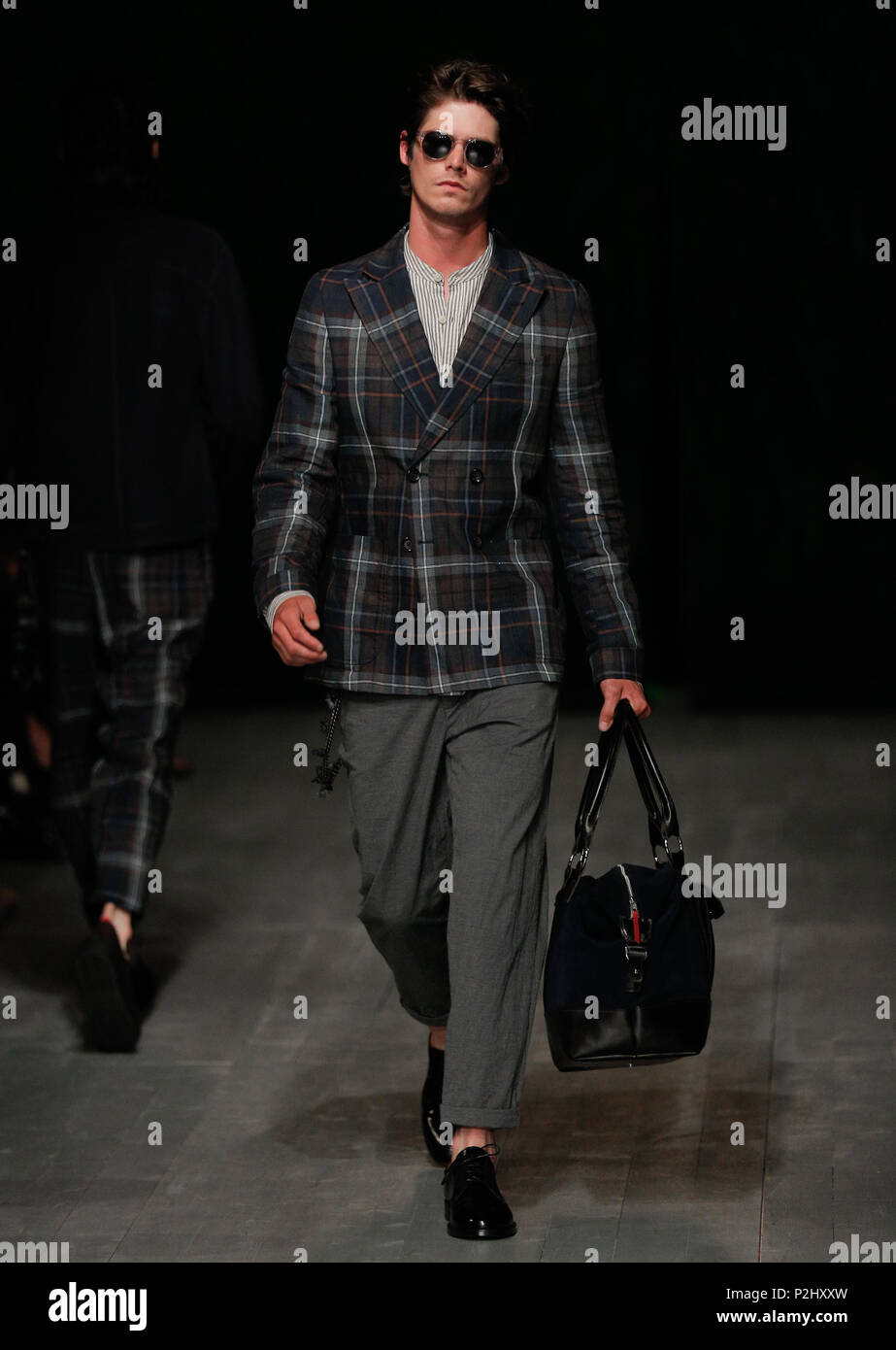 La London Fashion Week Mens designer britannico Oliver Spencer prove Primavera Estate 2019 collezione di moda presso British Fashion Council mostrano lo spazio Foto Stock