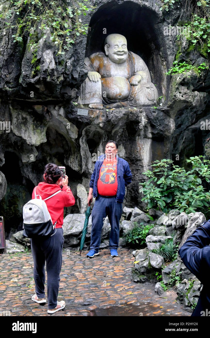 Competere con una statua di Buddha nel Fei Lai Feng Park, Hangzhou, nella provincia di Zhejiang, Cina Foto Stock