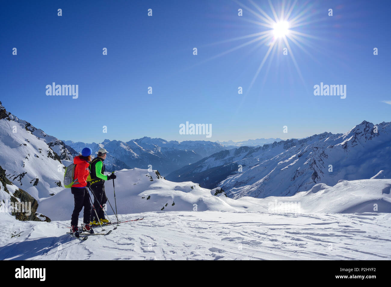 Due persone indietro-paese sci guardando verso Alpi della Zillertal e dello Stubai, Schneespitze, valle di Pflersch, Alpi dello Stubai, S Foto Stock