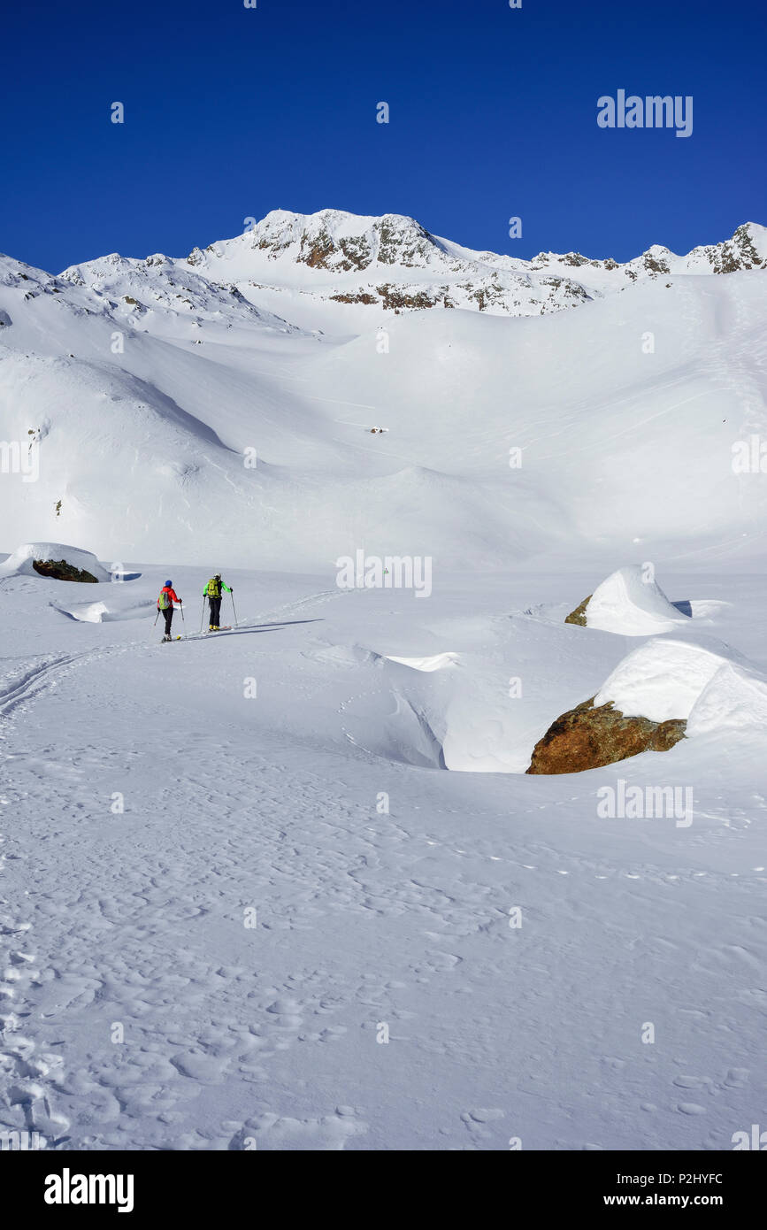 Due persone di back-sci di fondo verso ascendente Schneespitze, Schneespitze, valle di Pflersch, Alpi dello Stubai, Alto Adige, Ital Foto Stock