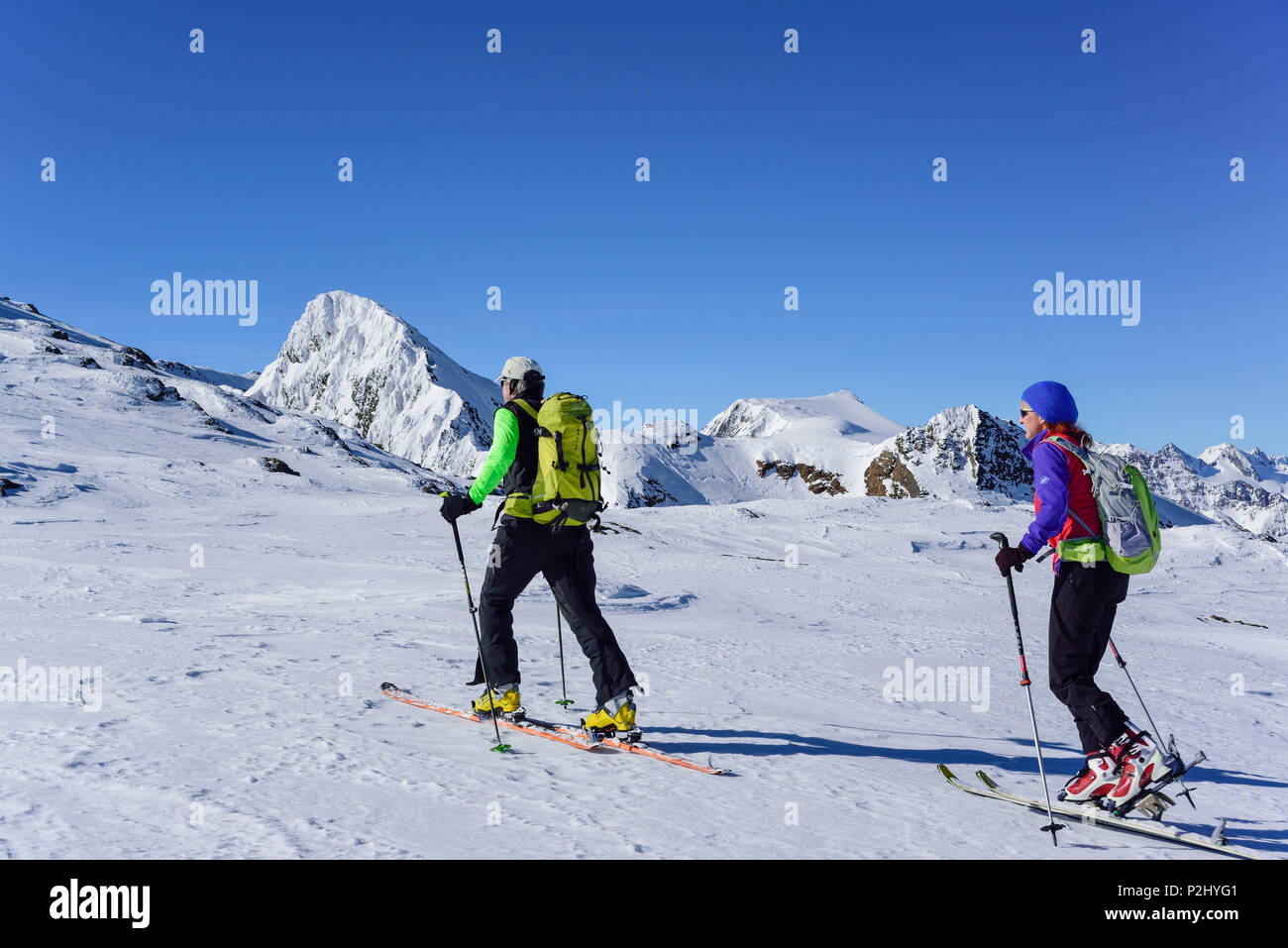 L uomo e la donna indietro-paese sci salendo verso Schneespitze, Feuerstein in background, Schneespitze, valle di Pflersch Foto Stock