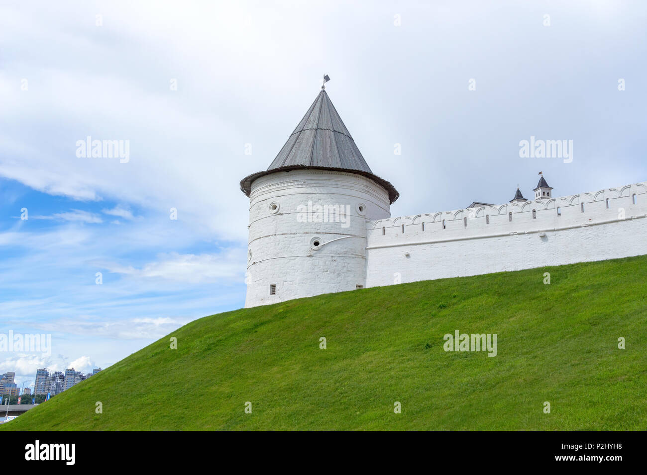 Kazan, Russia - 10 Giugno 2018: Bianco torre circolare del Cremlino di Kazan' Foto Stock