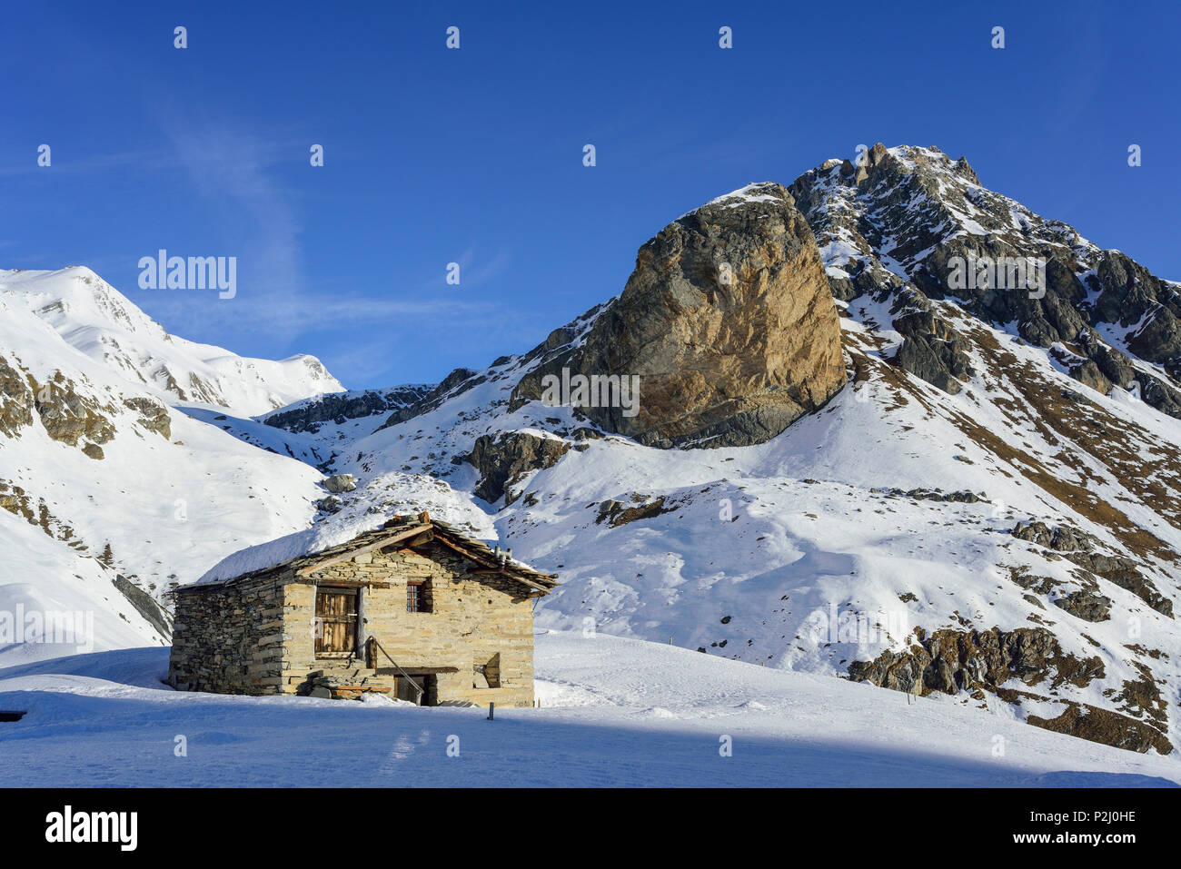 Coperte di neve rifugio alpino di fronte alla Rocca Senghi, Monte Salza, Valle Varaita, Alpi Cozie, Piemonte, Italia Foto Stock