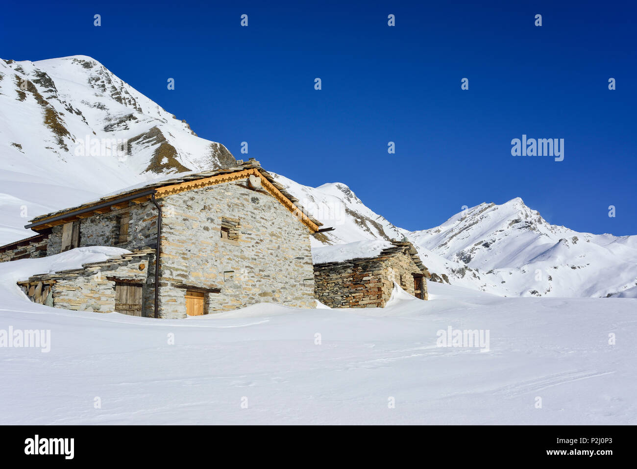 Coperte di neve baite alpine di fronte al Monte Salza, Monte Salza, Valle Varaita, Alpi Cozie, Piemonte, Italia Foto Stock