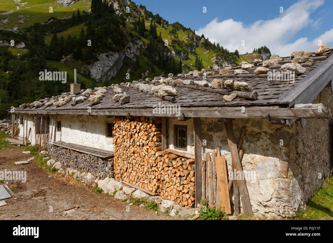 Kleintiefentalalm rifugio alpino, pascoli di montagna nelle montagne di Schliersee, sopra il lago Spitzingsee e sotto Rotwand, Mangfall Foto Stock