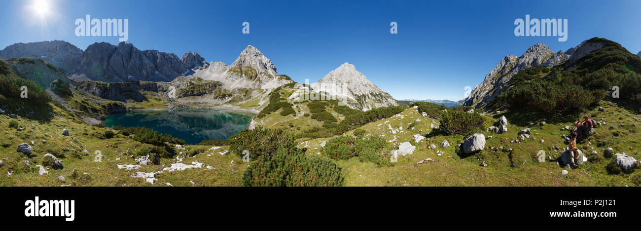 Lago Drachensee, vorderer Drachenkopf e Sonnenspitze, Coburger lodge, vicino a Ehrwald, distretto di Reutte, Tirolo, Austria, Europa Foto Stock