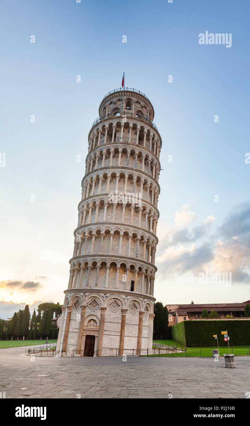 Medievale Torre Pendente di Pisa (Torre di Pisa), un campanile indipendente (torre campanaria del Duomo di Pisa in Piazza dei Miracoli Foto Stock