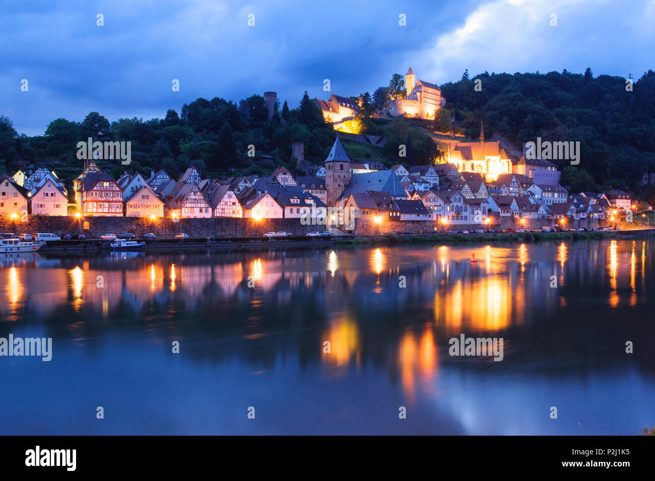 Città vecchia con il castello di Hirschhorn al crepuscolo, Hirschhorn sul fiume Neckar, Hesse, Germania Foto Stock