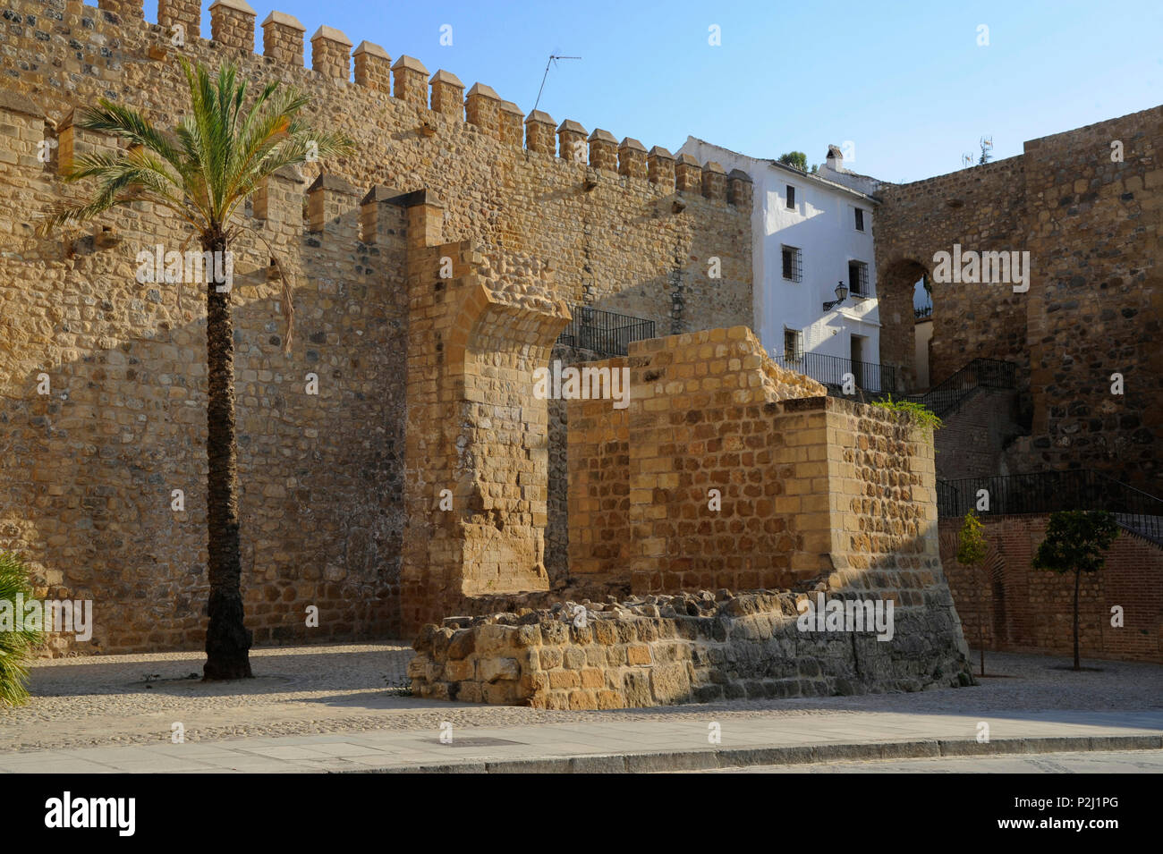 Casa bianca costruire nelle vecchie mura della città di Antequera, provincia di Malaga, Andalusia, Spagna Foto Stock