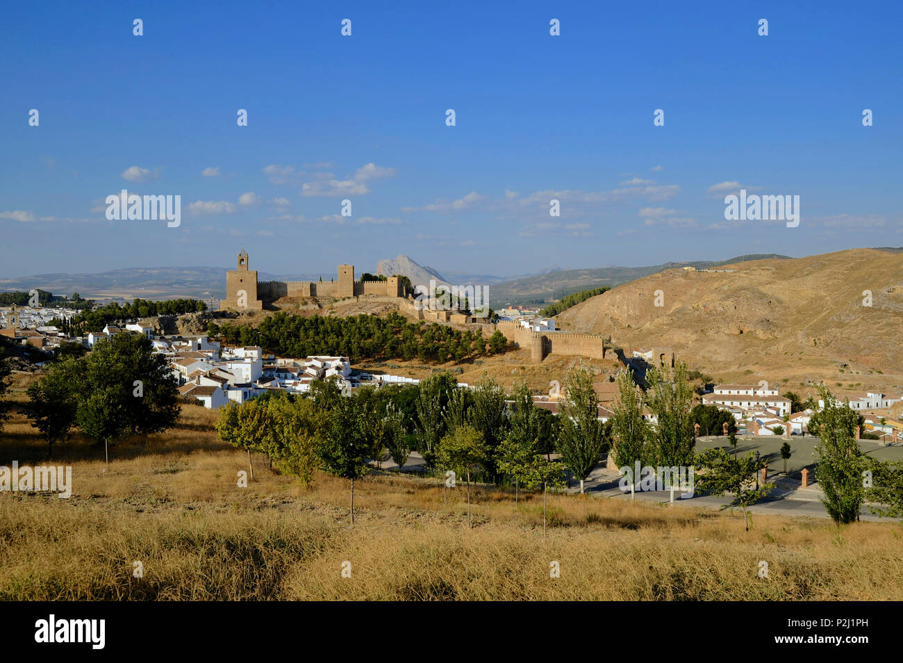 Fort e vecchie mura della città a Antequera, provincia di Malaga, Andalusia, Spagna Foto Stock