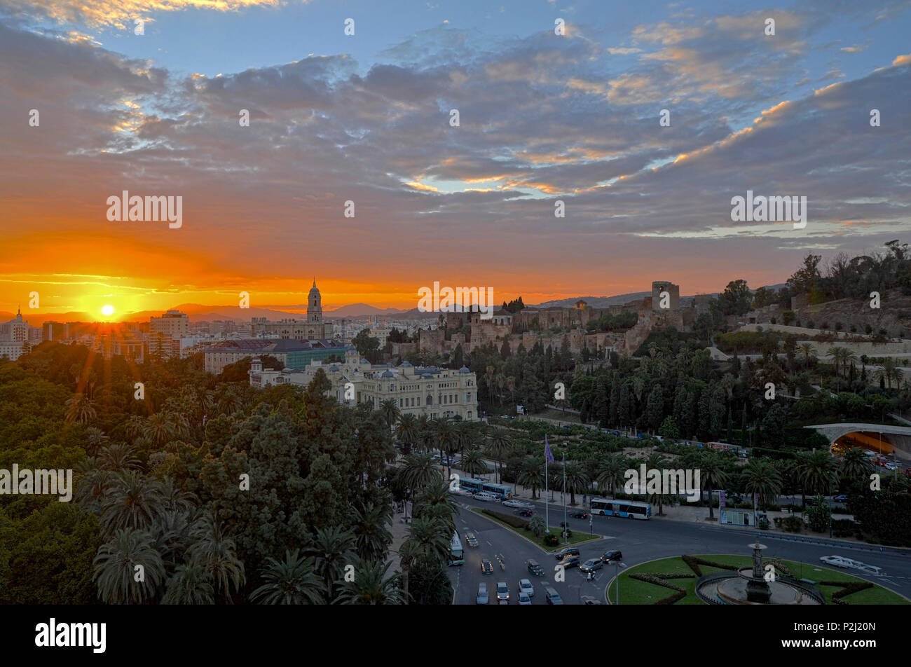 Vista sulla città vecchia e forte al tramonto, Alcazaba, Malaga, Andalusia, Spagna Foto Stock