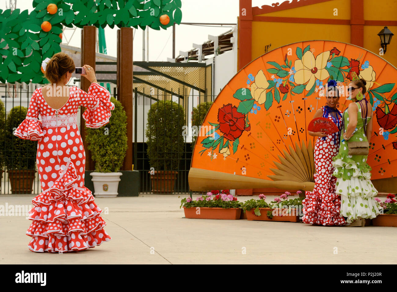 Tre donne in abiti di Flamenco, Freia de Malaga, Malaga, Andalusia, Spagna Foto Stock