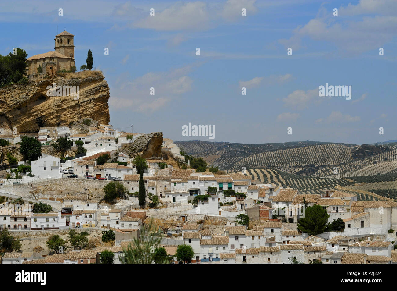 Pueblo Blanco, Montefrio, Andalusien, Chiesa sulla roccia alta al di sopra del villaggio, Pueblo Blanco, Montefrio, Andalusia, Spagna Foto Stock