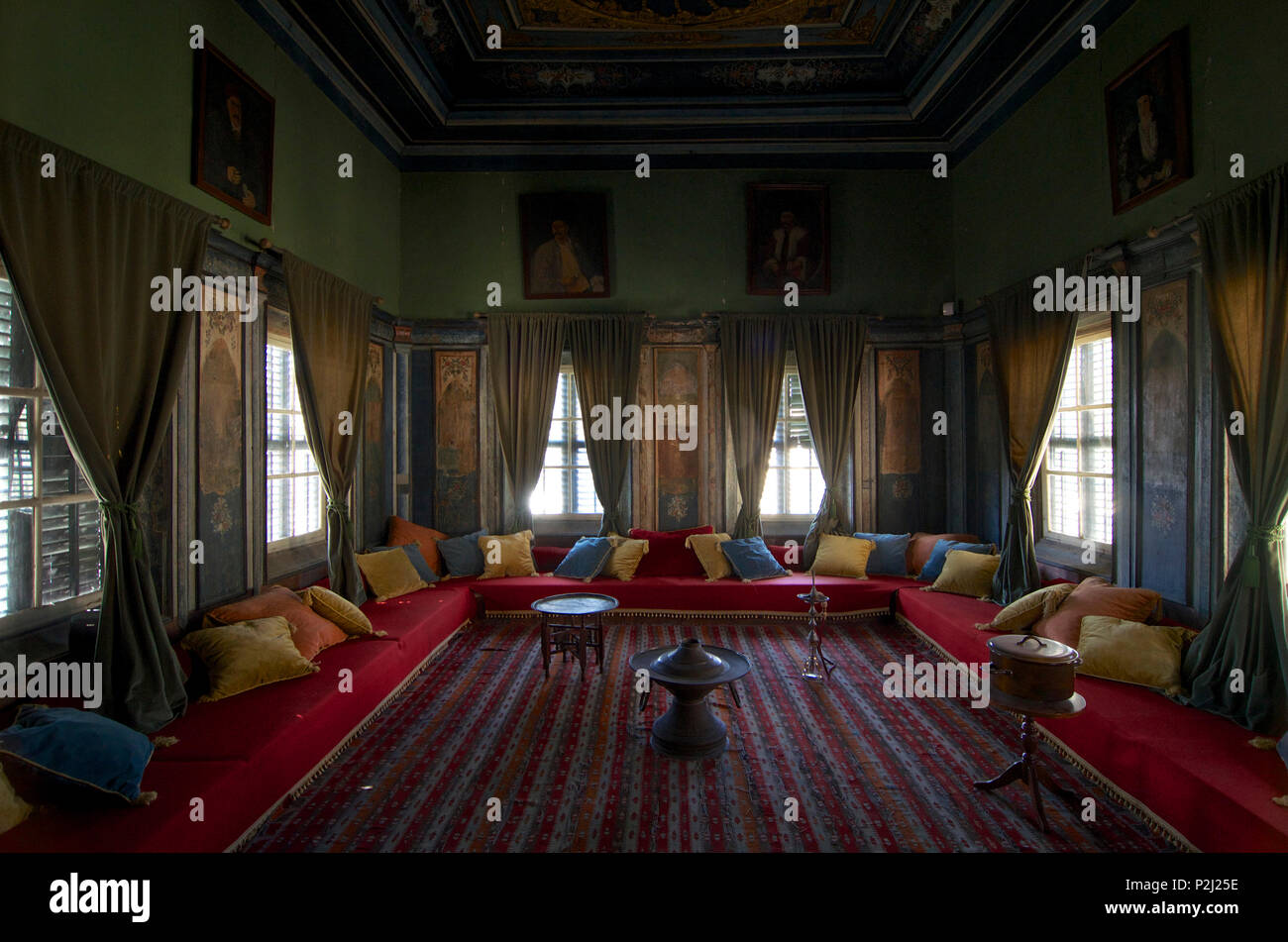 Lo stile orientale sala ricevimento nel museo etnologico Hajigeorgakis Kornesios nella città vecchia di Lefkosia, Nicosia, Cipro Foto Stock