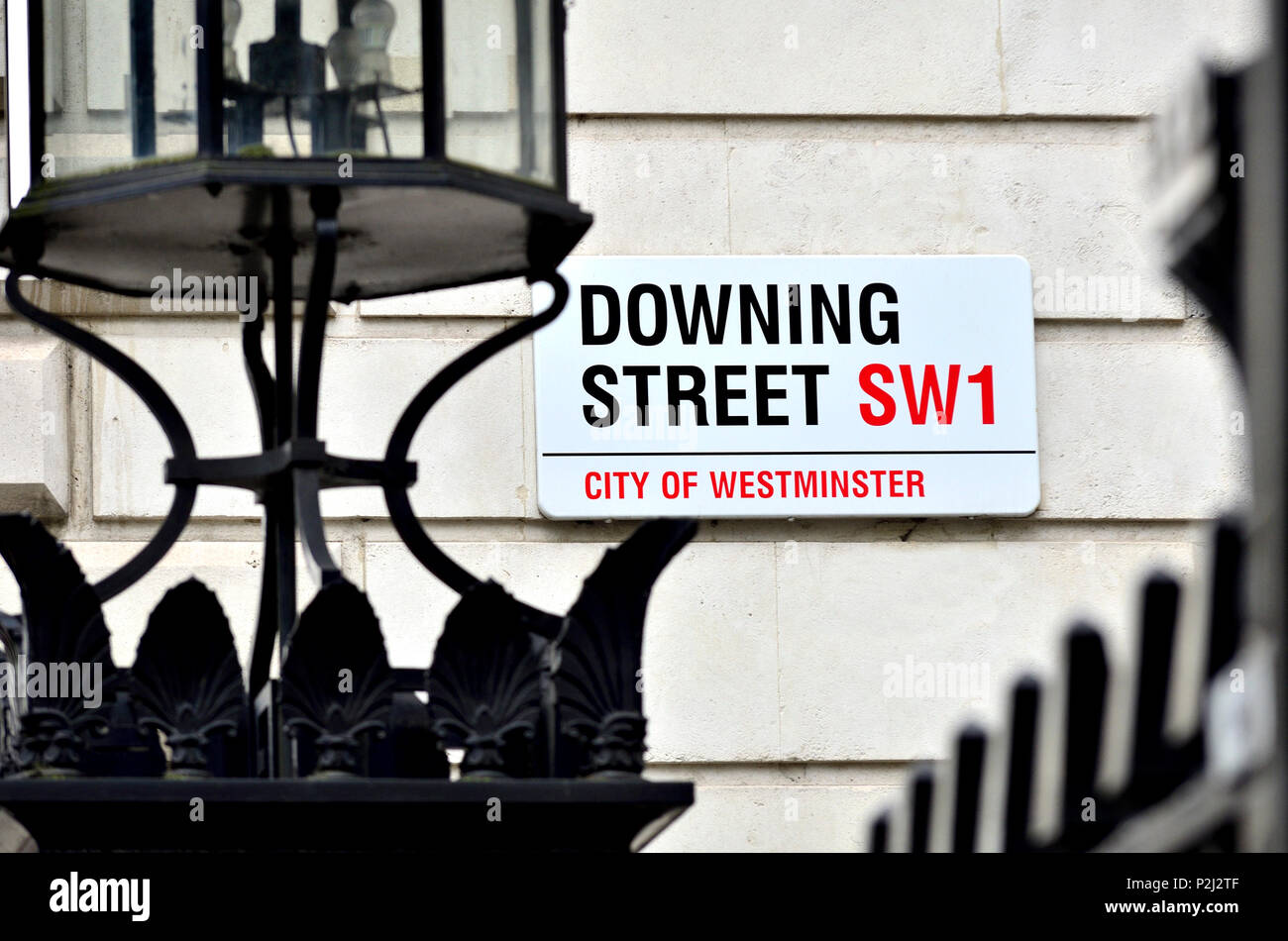 Downing Street sign dietro cancelli di sicurezza, Westminster, Londra, Inghilterra, Regno Unito. Foto Stock