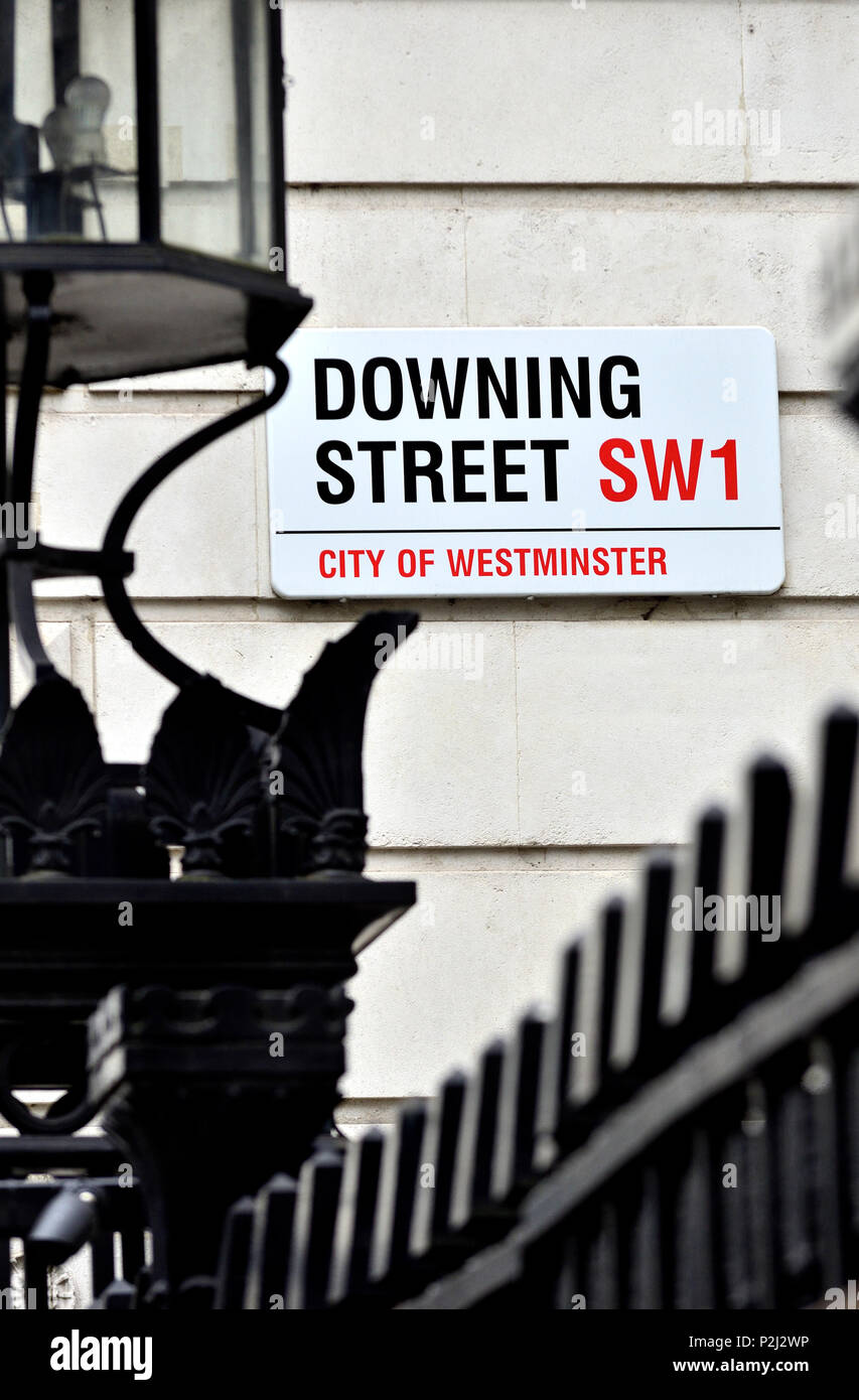 Downing Street sign dietro cancelli di sicurezza, Westminster, Londra, Inghilterra, Regno Unito. Foto Stock