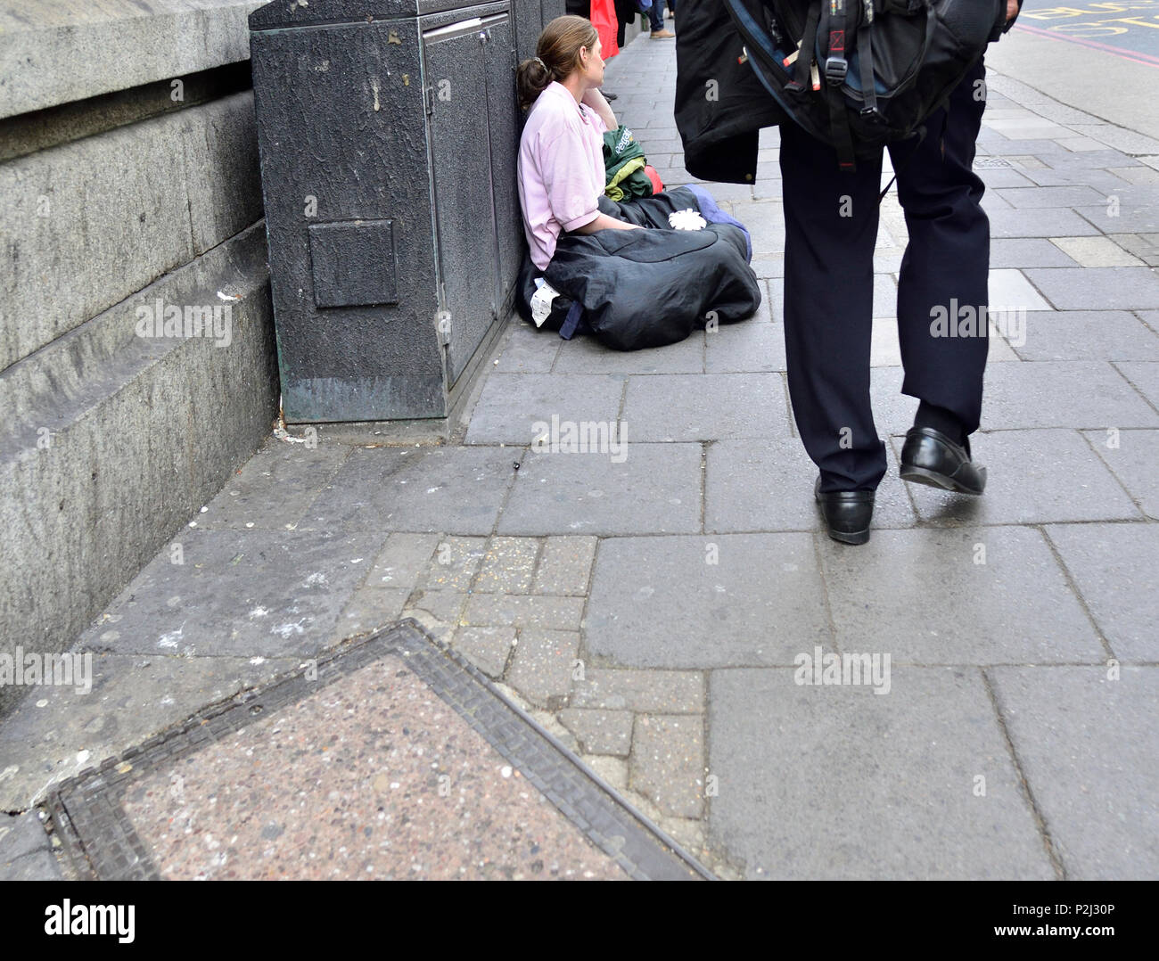 Donna senzatetto nella zona centrale di Londra, Inghilterra, Regno Unito. Foto Stock