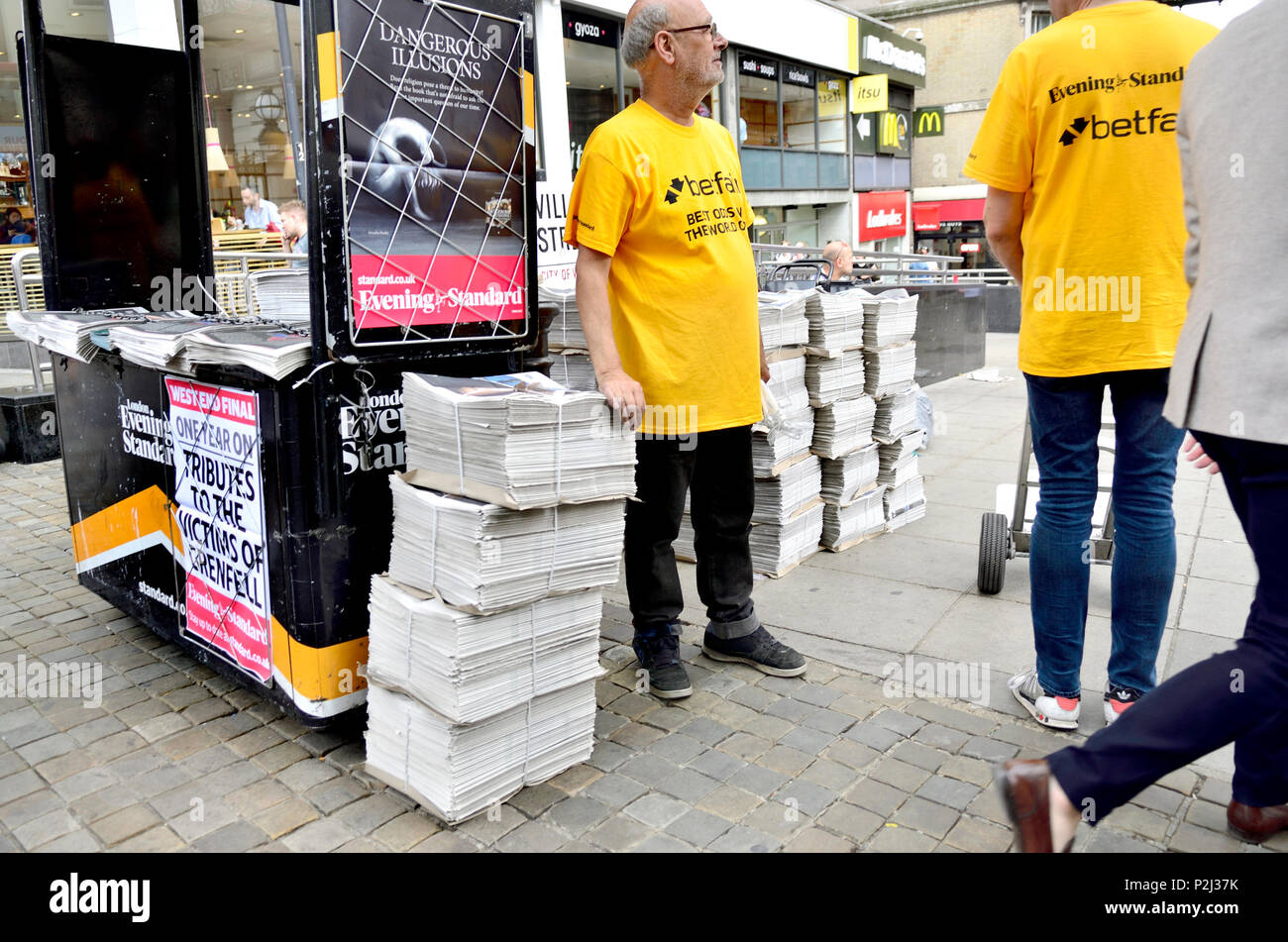 Uomo di consegnare la libera London Evening Standard, la zona centrale di Londra, Inghilterra, Regno Unito. Sponsorizzato da Betfair Foto Stock