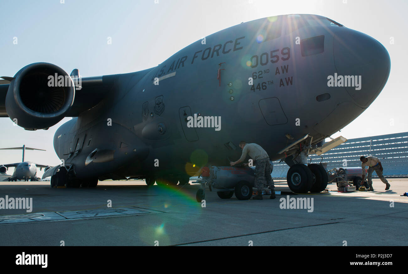 Avieri formano la 721st Manutenzione aeromobili squadrone servizio di ossigeno liquido per un C-17 Globemaster III Sett. 22, 2016 a Ramstein Air Base, Germania. Questo velivolo aveva quasi esaurito la propria di ossigeno liquido e richiesta di due pompe per riempire invece del solito. (U.S. Air Force foto/Senior Airman Tryphena Mayhugh) Foto Stock