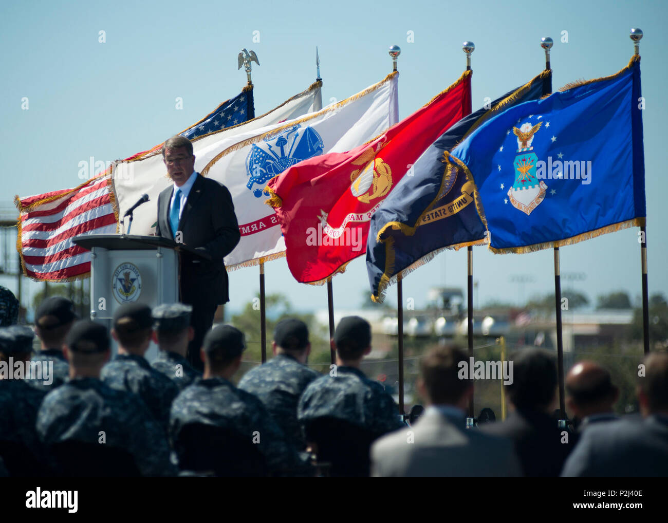 160929-N-JM189-015 SAN DIEGO (sett. 29, 2016) Segretario alla difesa Ash Carter offre un discorso sul ponte di volo della portaerei USS Carl Vinson (CVN 70). Carter ha parlato al Vinson equipaggio per quanto riguarda il ribilanciamento per l'Asia-Pacifico e continue sfide alla sicurezza nella regione. Carl Vinson si sta preparando per un 2017 Pacifico occidentale la distribuzione. (U.S. Foto di Marina di Massa Specialista comunicazione marinaio Theo Shively/rilasciato) Foto Stock