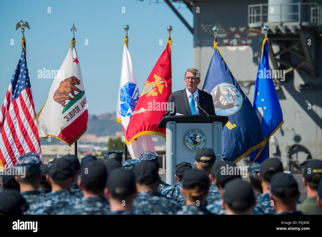 160929-N-UD666-082 SAN DIEGO (sett. 29, 2016) Segretario alla difesa Ash Carter offre un discorso sul ponte di volo della portaerei USS Carl Vinson (CVN 70). Carter ha parlato al Vinson equipaggio per quanto riguarda il ribilanciamento per l'Asia-Pacifico e continue sfide alla sicurezza nella regione. Carl Vinson si sta preparando per un 2017 Pacifico occidentale la distribuzione. (U.S. Foto di Marina di Massa Specialista comunicazione marinaio Daniel P. Jackson-Norgart/rilasciato) Foto Stock