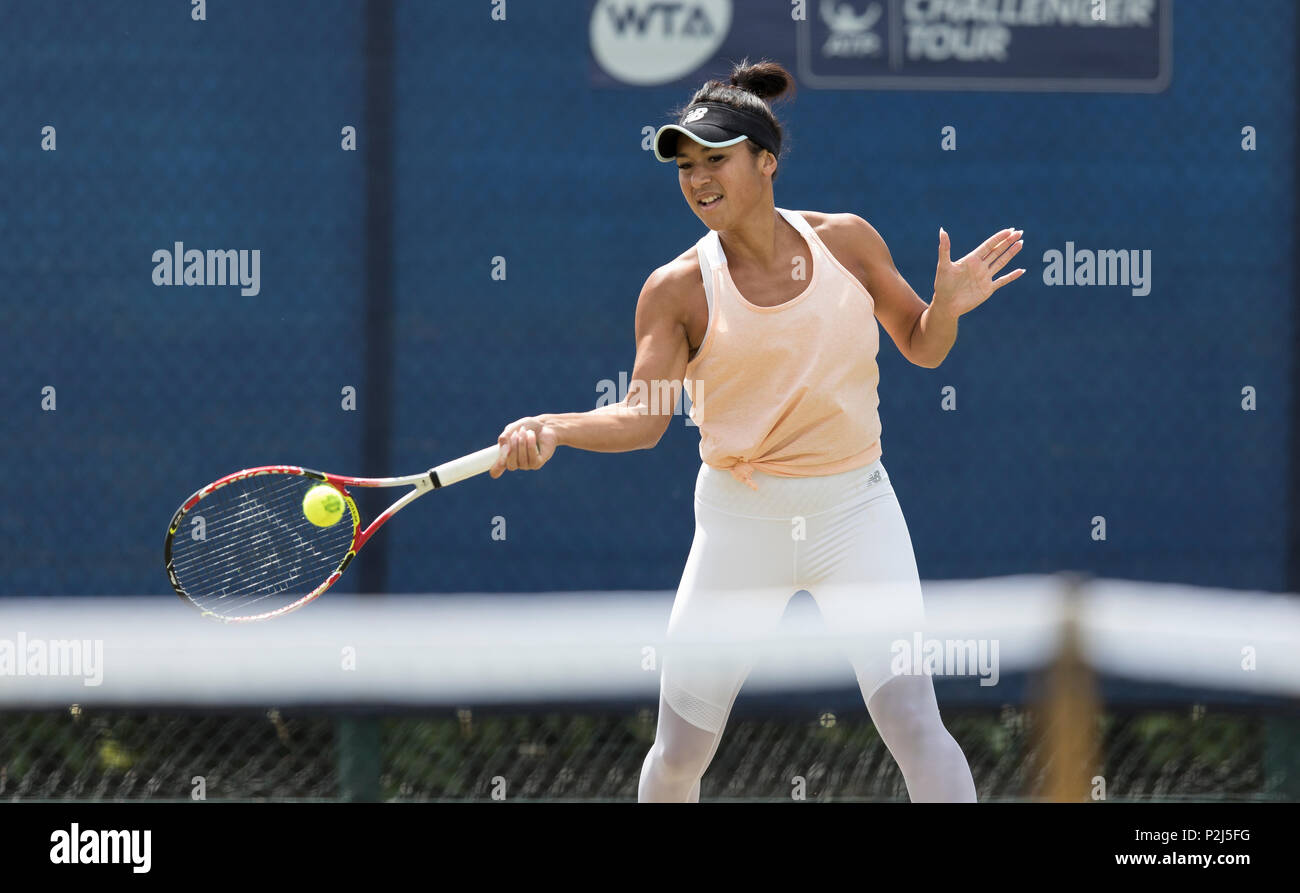 Heather Watson di Gran Bretagna durante una sessione di prove libere con il suo allenatore a Nottingham Centro Tennis, Nottingham. Picture Data: 15 giugno 2018. Pictur Foto Stock