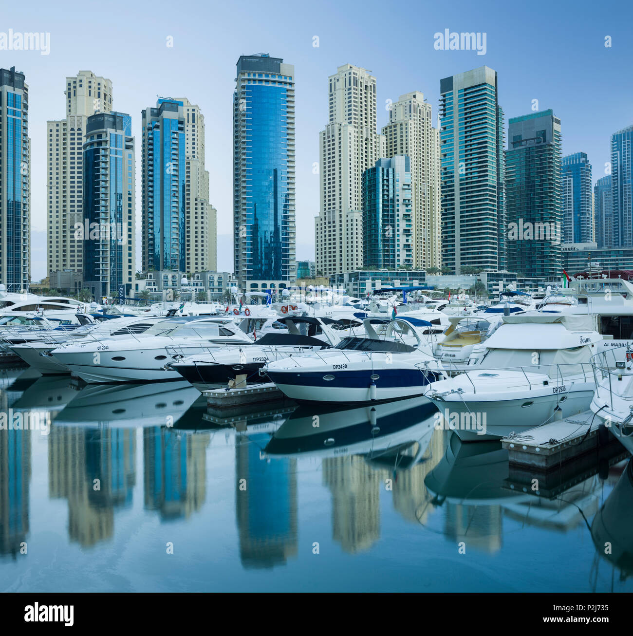 Barche nel porto di Marina di Dubai, grattacieli, Dubai, unisce Emirati Arabi, EMIRATI ARABI UNITI Foto Stock